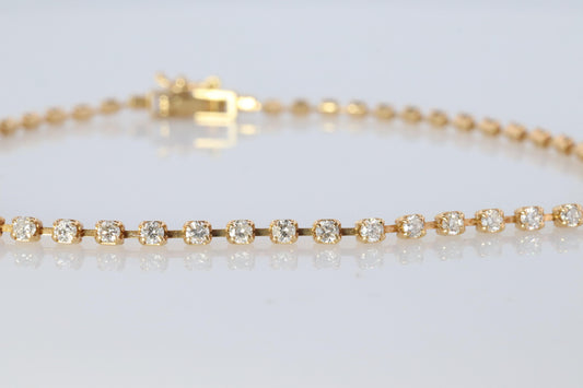 18k Diamond Tennis Bracelet. 18k round diamond Tennis bracelet. 1CTW