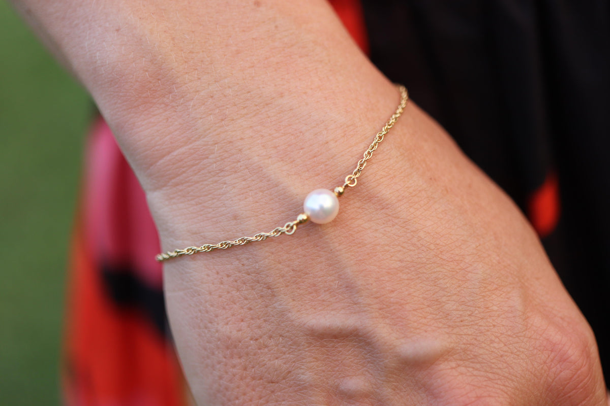 Mikimoto Bracelet. Vintage 18k Gold Mikimoto Pearl Station Bracelet Dainty.