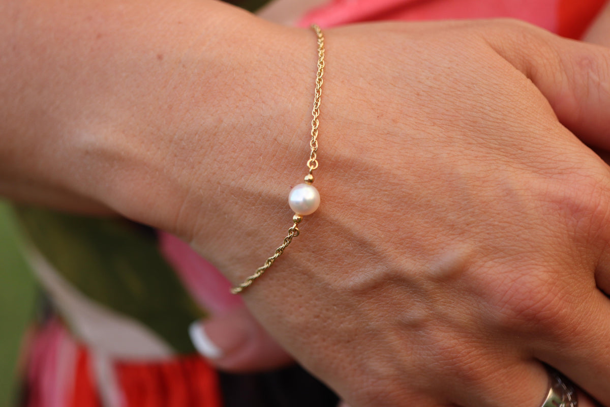 Mikimoto Bracelet. Vintage 18k Gold Mikimoto Pearl Station Bracelet Dainty.