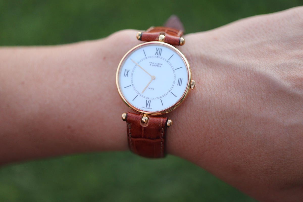 Van Cleef and Arpels 18101 MOP Dial watch. VCA Classique 18k Round 30mm Watch