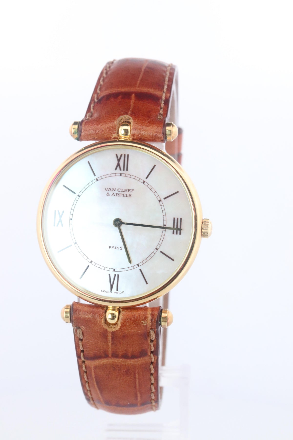 Van Cleef and Arpels 18101 MOP Dial watch. VCA Classique 18k Round 30mm Watch