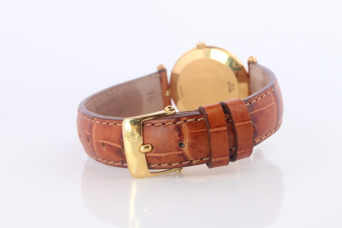 Van Cleef and Arpels 18101 MOP Dial watch. VCA Classique 18k Round 30mm Watch