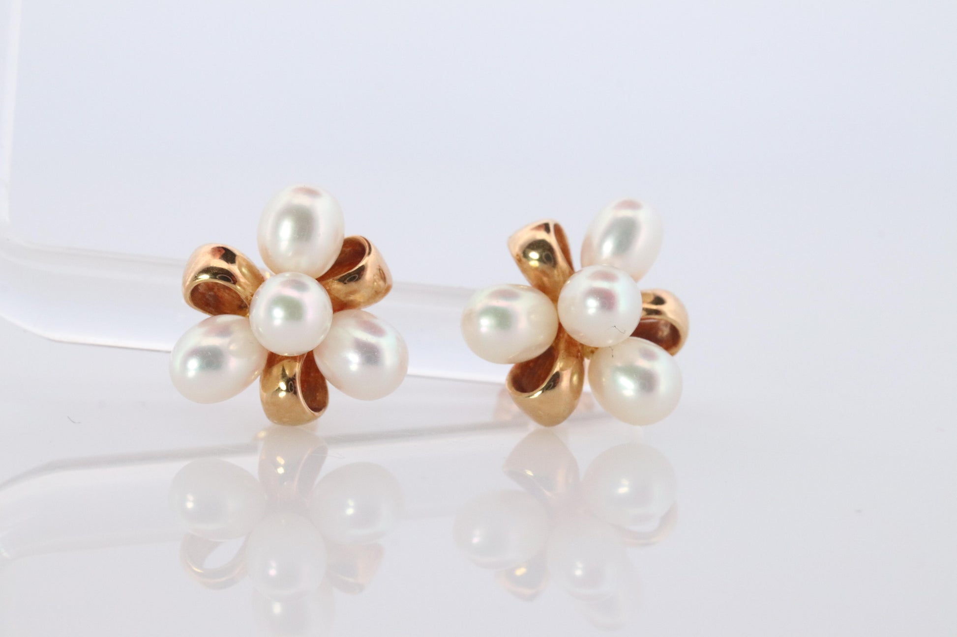 Mikimoto Earrings. 18k Yellow Gold Mikimoto Pearl Cluster Stud Pierced Earrings.