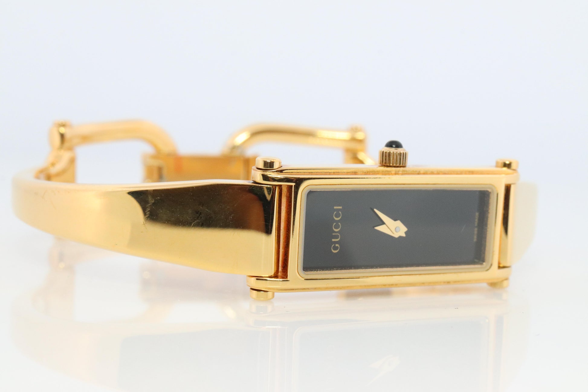 Vintage GUCCI 1500L Quartz Watch Timepiece. Gucci Gold Tone Bangle Wrist Watch