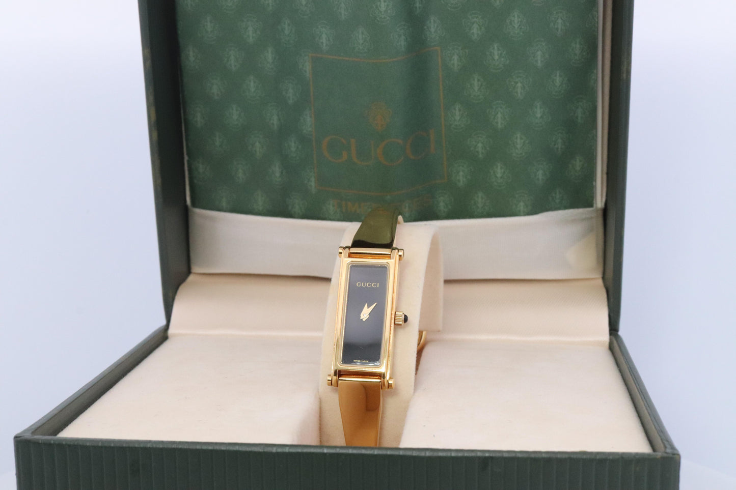 Vintage GUCCI 1500L Quartz Watch Timepiece. Gucci Gold Tone Bangle Wrist Watch