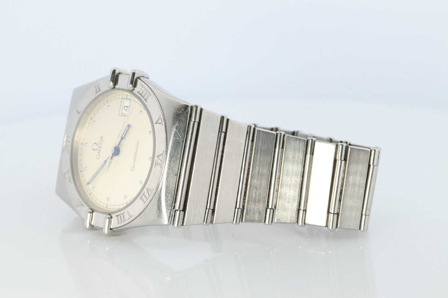 Omega Watch.  Omega Constellation Quartz 1448 Date Wristwatch. Mens Omega