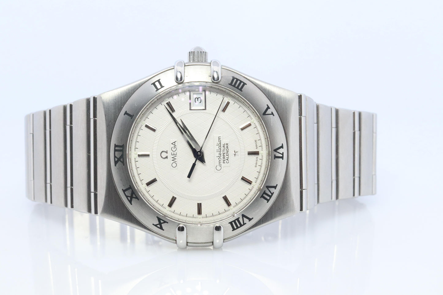 Omega Watch.  Omega Constellation Quartz 1552 Date Wristwatch. Mens Omega