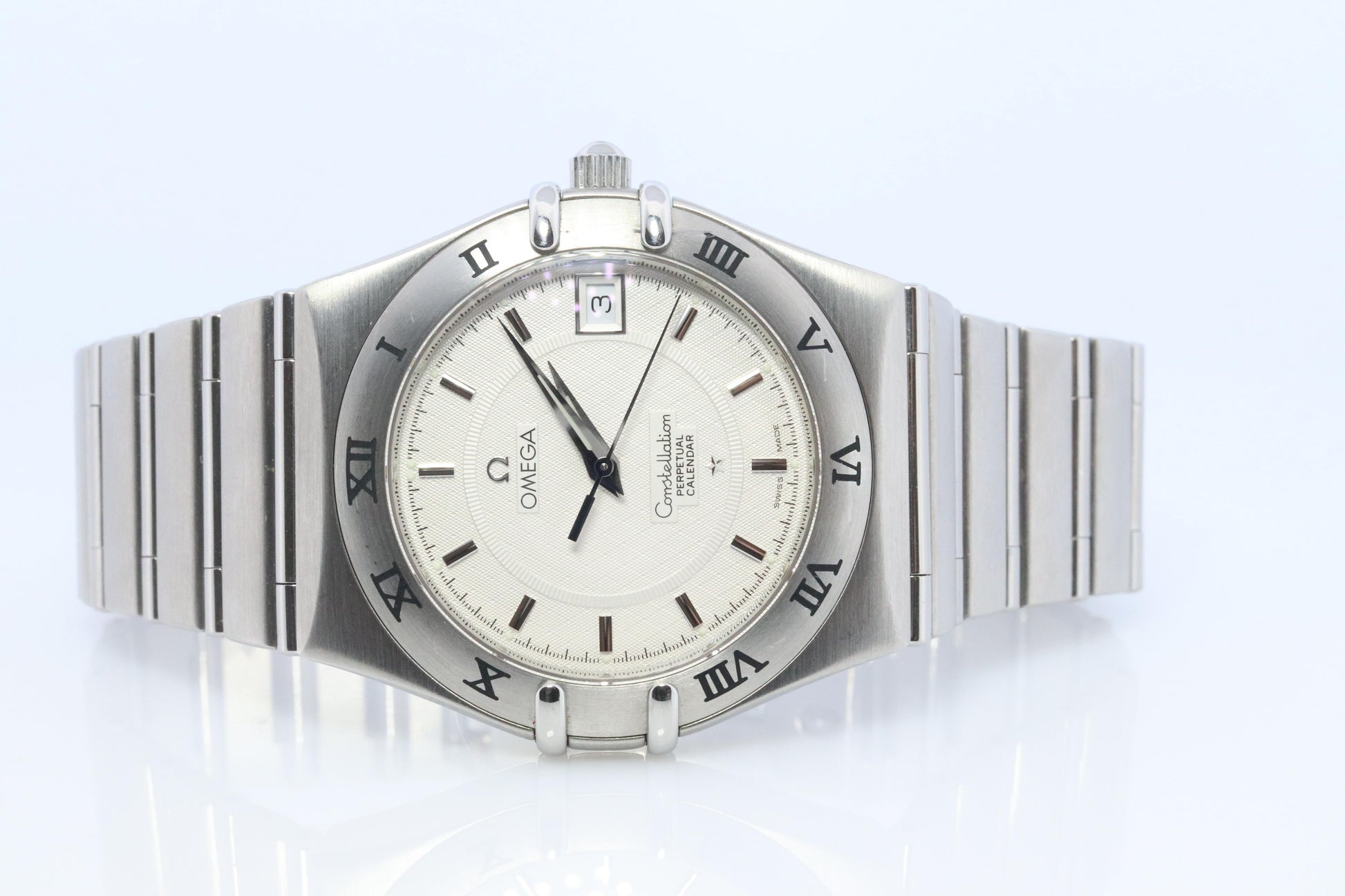 Omega Watch.  Omega Constellation Quartz 1552 Date Wristwatch. Mens Omega