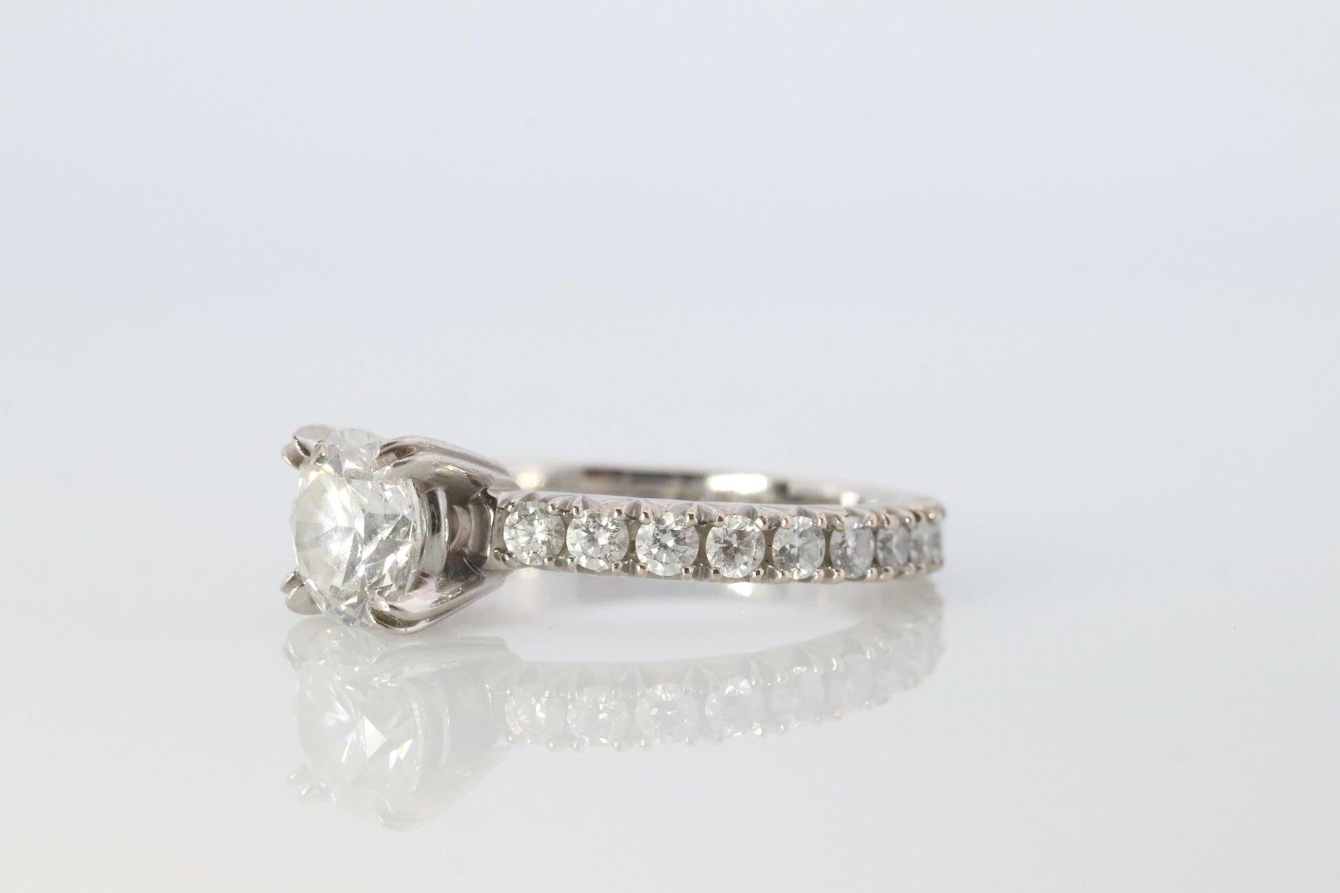 Harry Winston Diamond Ring. Round Diamond Engagement Solitaire PT950 Platinum.