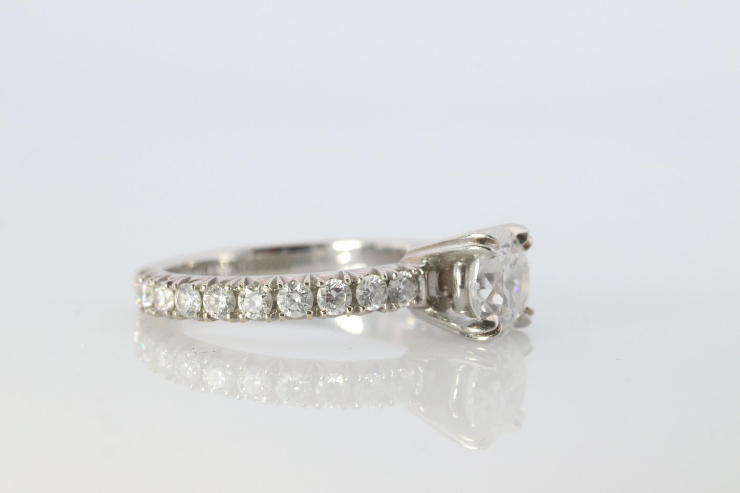 Harry Winston Diamond Ring. Round Diamond Engagement Solitaire PT950 Platinum.
