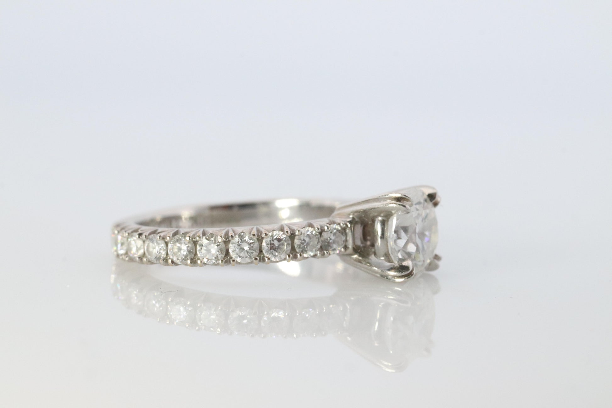 Harry Winston Diamond Ring. Round Diamond Engagement Solitaire PT950 Platinum.