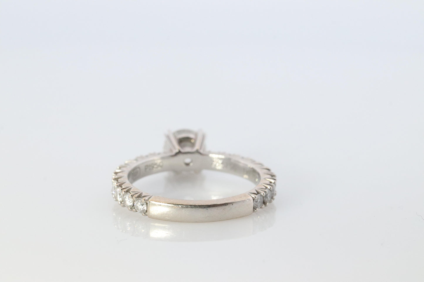 Harry Winston Diamond Ring. Round Diamond Engagement Solitaire PT950 Platinum.
