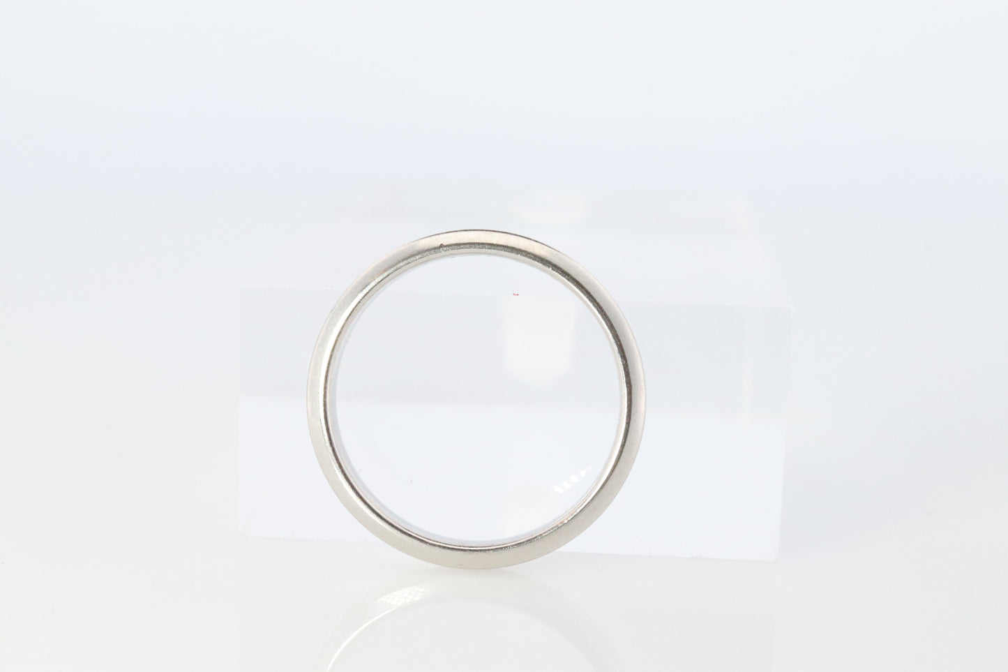 Preowned Van Cleef Arpels band. Genuine VCA PT950 Platinum Tendrement ring.