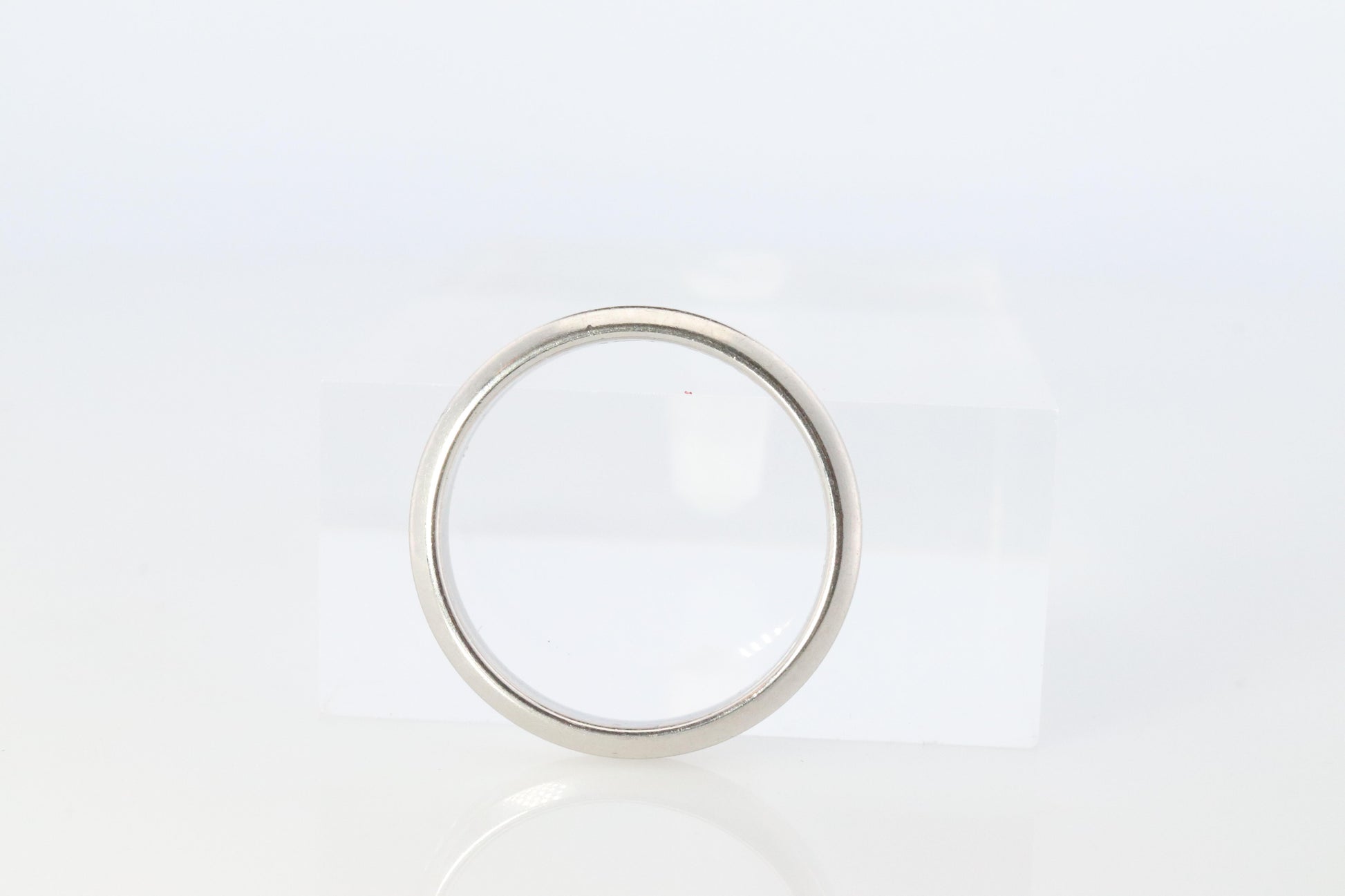 Preowned Van Cleef Arpels band. Genuine VCA PT950 Platinum Tendrement ring.