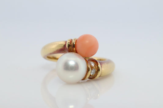 Mikimoto Ring. Vintage 18k Gold Mikimoto Pearl Coral Double Post bypass ring