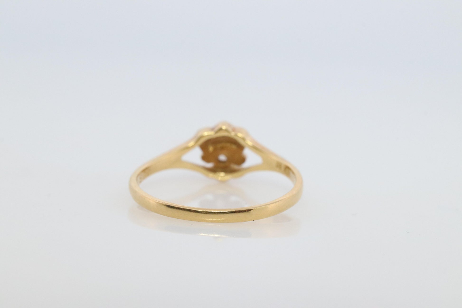 Mikimoto Ring. Vintage 18k Gold Mikimoto Dainty Diamond Ring.