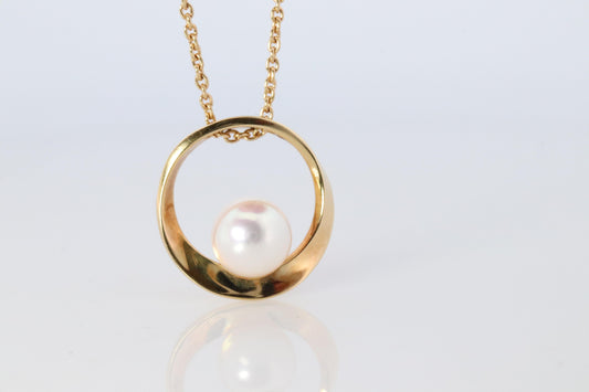 Mikimoto Pendant. Vintage 18k Yellow Gold Mikimoto Pearl Necklace wreath