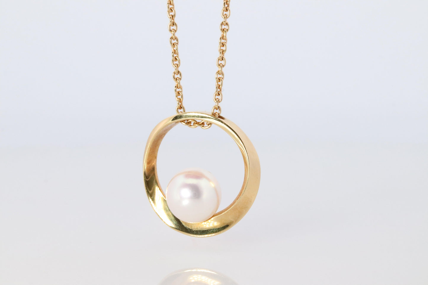 Mikimoto Pendant. Vintage 18k Yellow Gold Mikimoto Pearl Necklace wreath