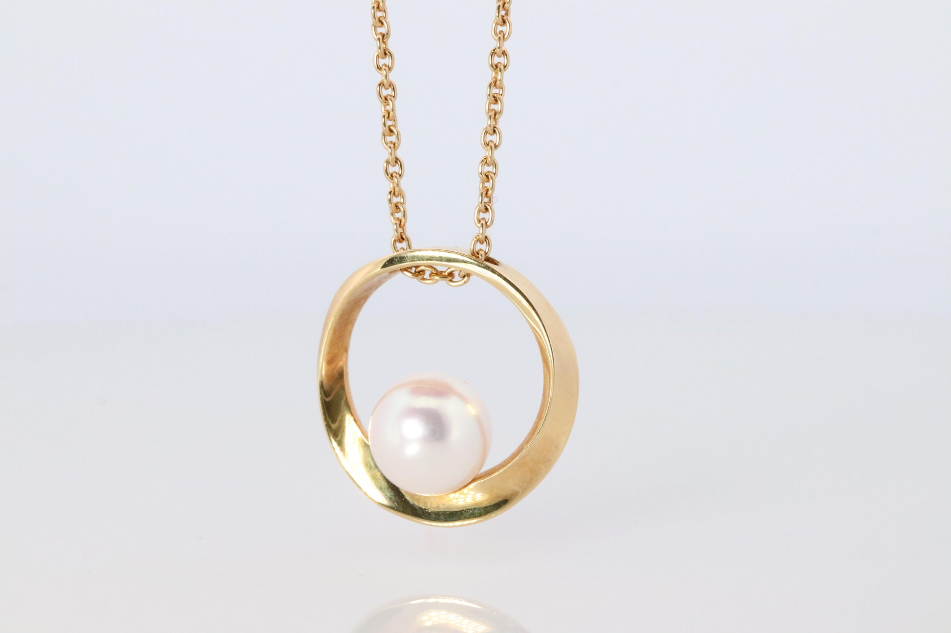 Mikimoto Pendant. Vintage 18k Yellow Gold Mikimoto Pearl Necklace wreath