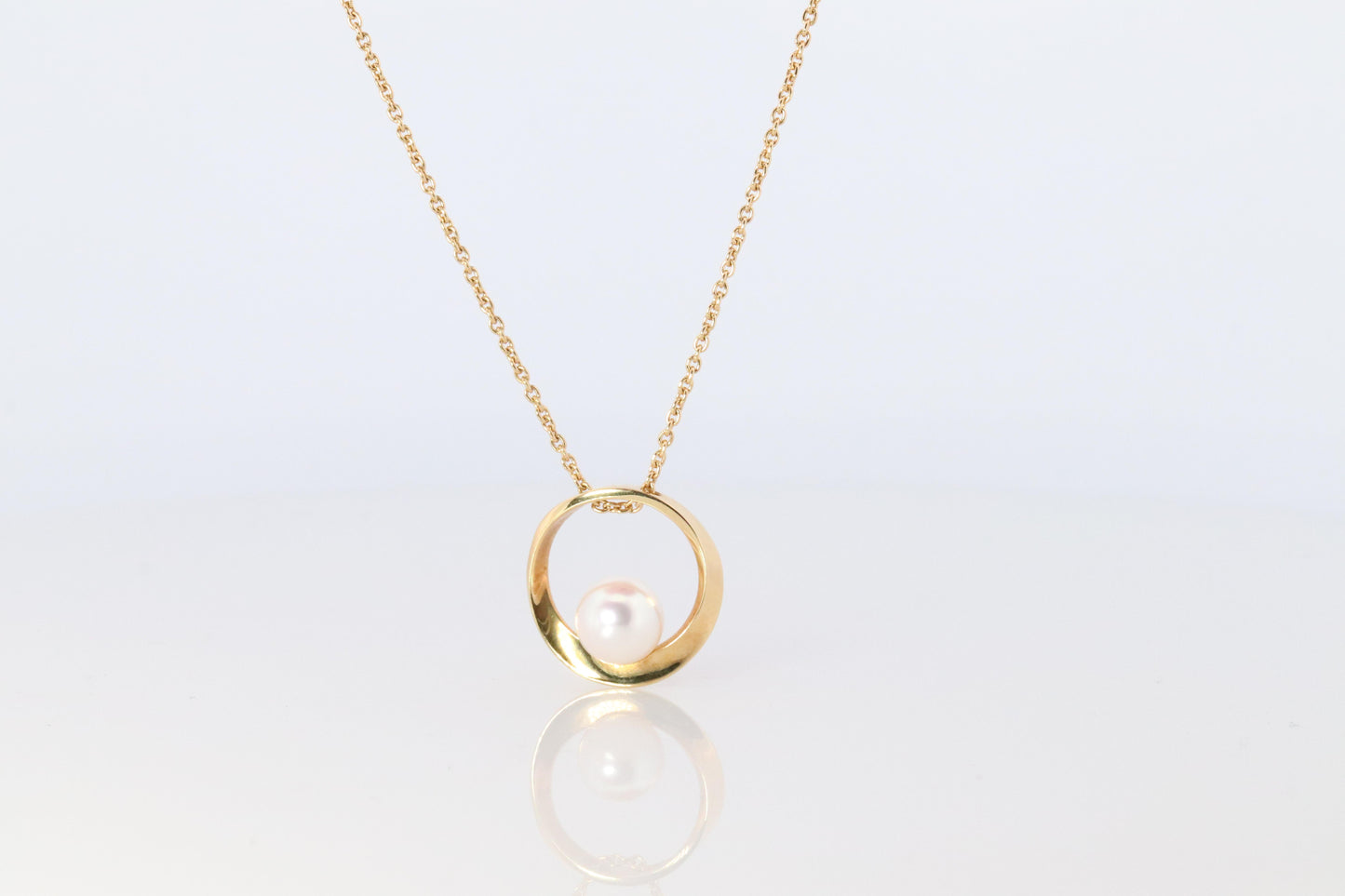 Mikimoto Pendant. Vintage 18k Yellow Gold Mikimoto Pearl Necklace wreath