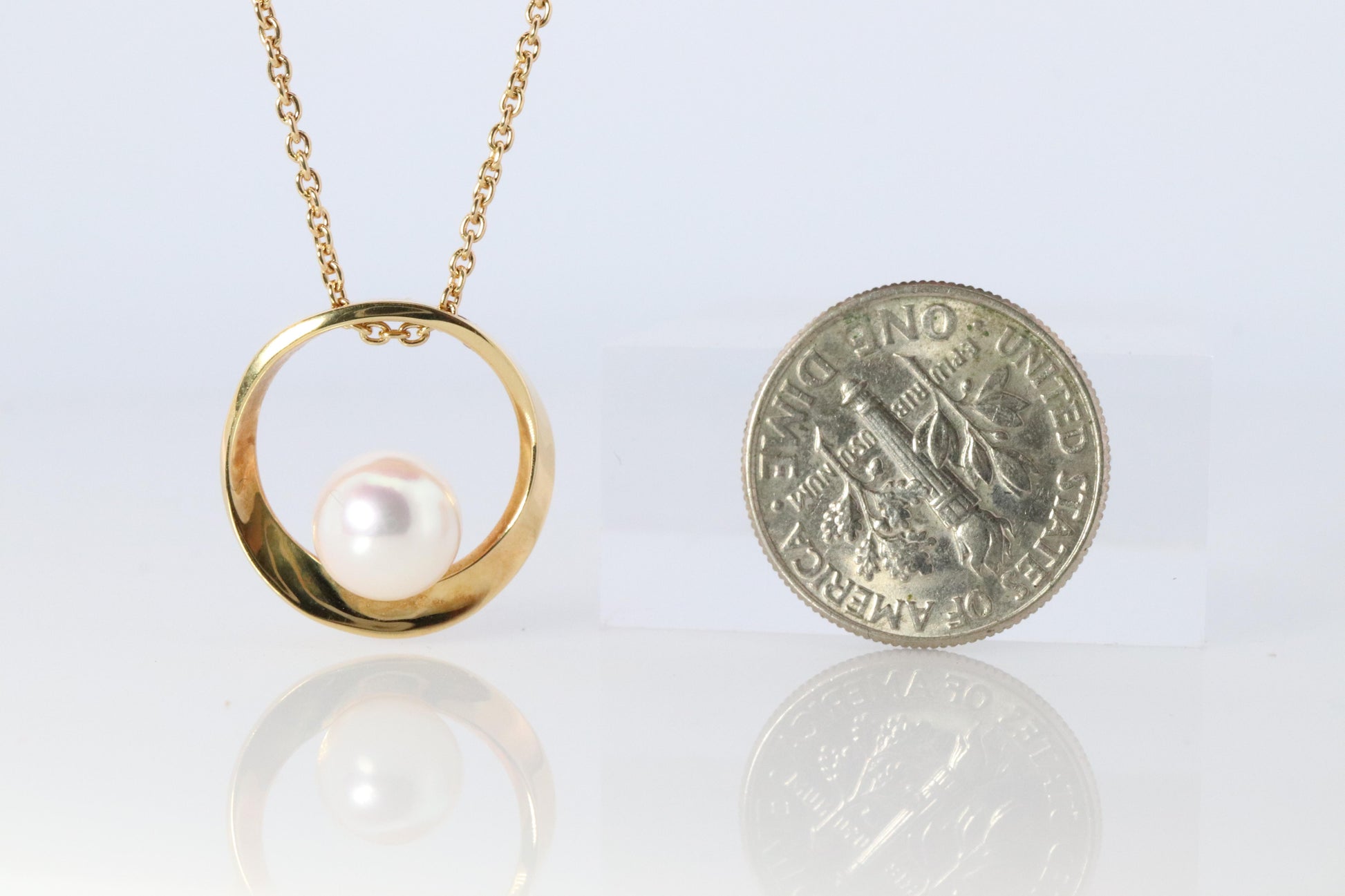 Mikimoto Pendant. Vintage 18k Yellow Gold Mikimoto Pearl Necklace wreath