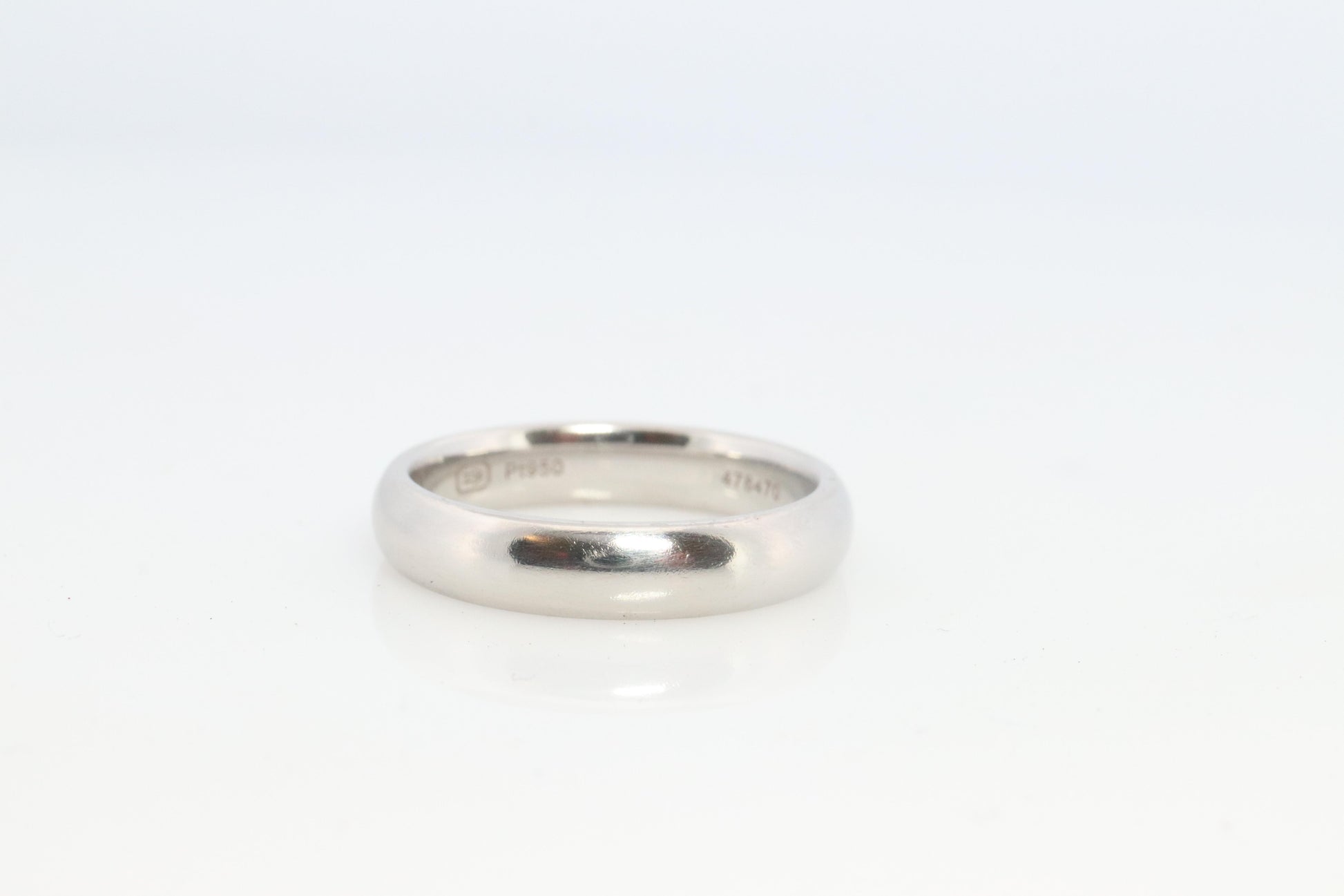 Harry Winston Ring. Comfort Fit Harry Winston Wedding 4mm wide Band.