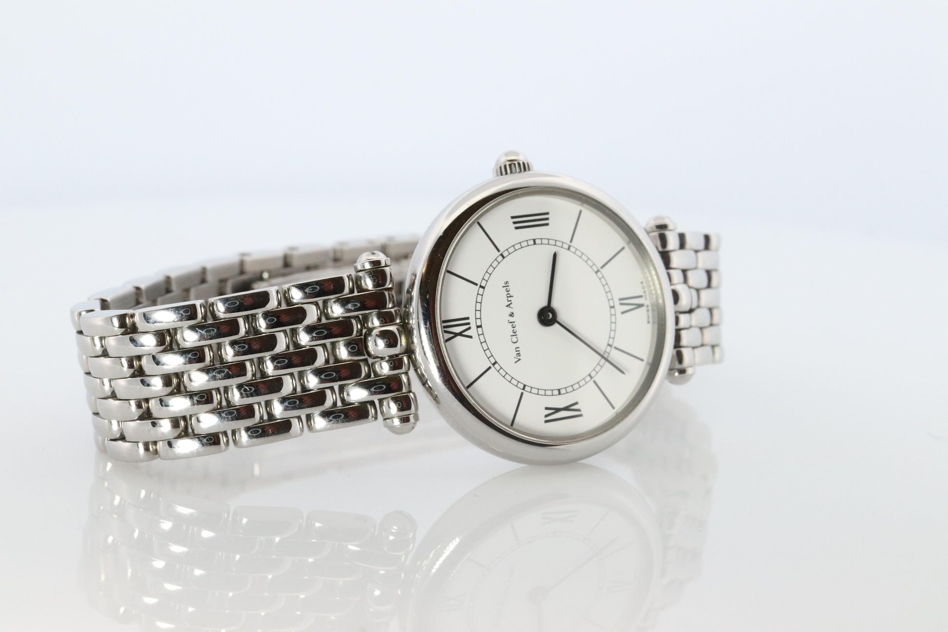 Van Cleef and Arpels HH4584 watch. La Collection SS Round 25mm Watch