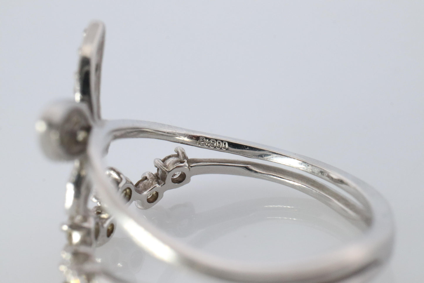 Platinum Butterfly ring. Pt900 Fun Diamond Dainty cluster band.