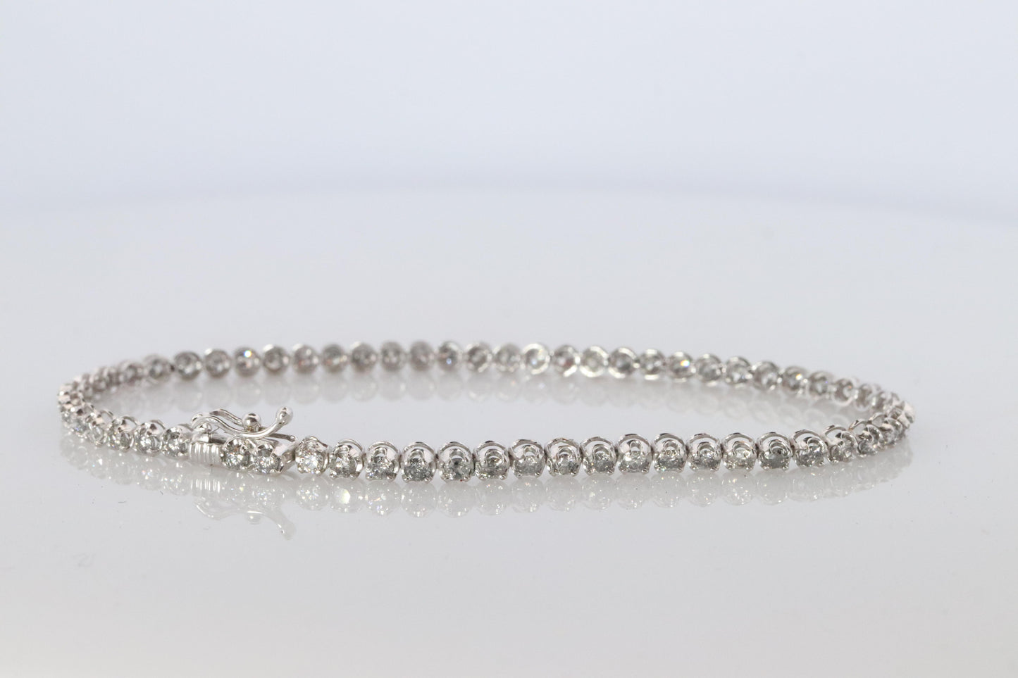 18k Diamond Tennis Bracelet. 18k White Gold round diamond Tennis bracelet. 2CTW