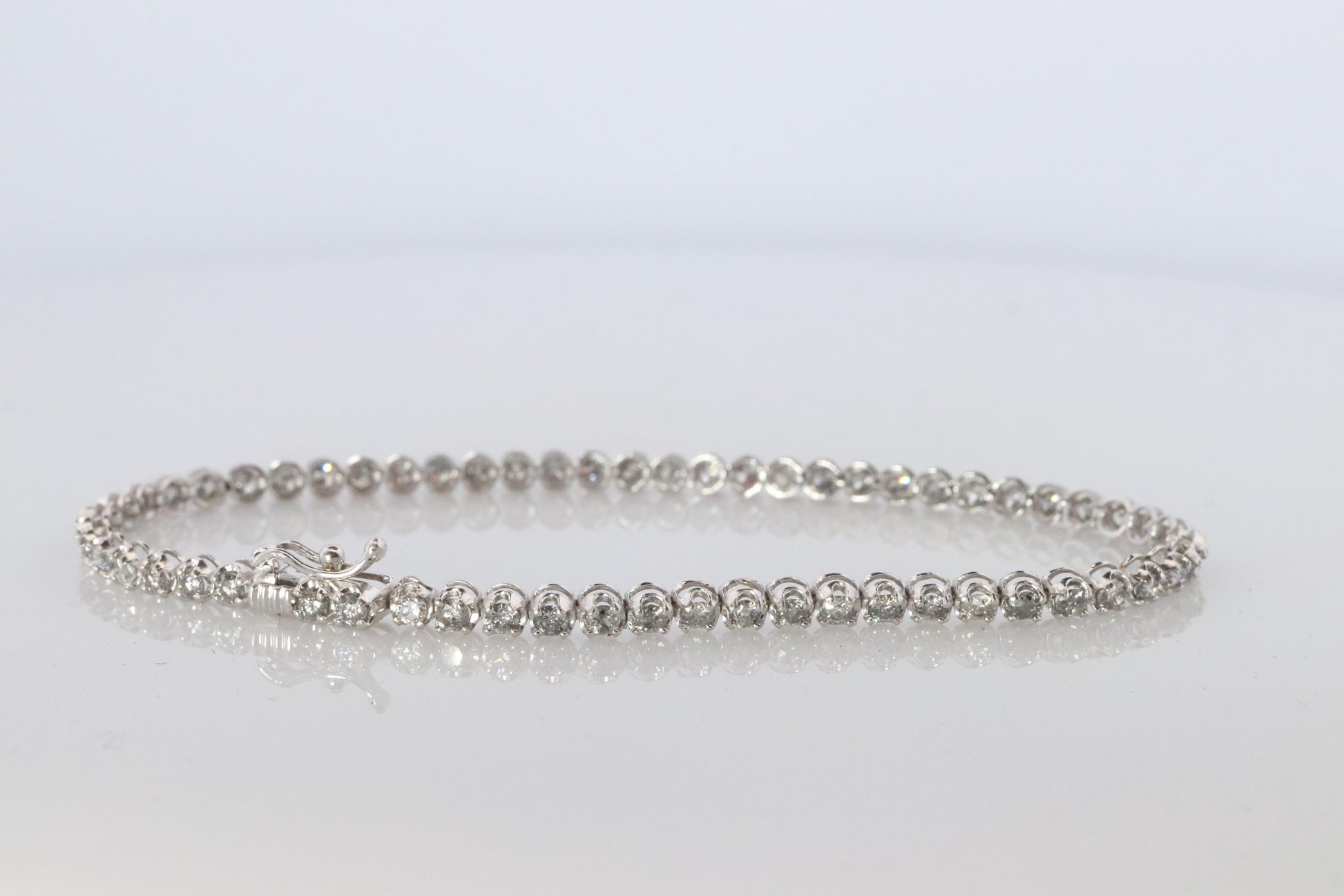 18k Diamond Tennis Bracelet. 18k White Gold round diamond Tennis bracelet. 2CTW