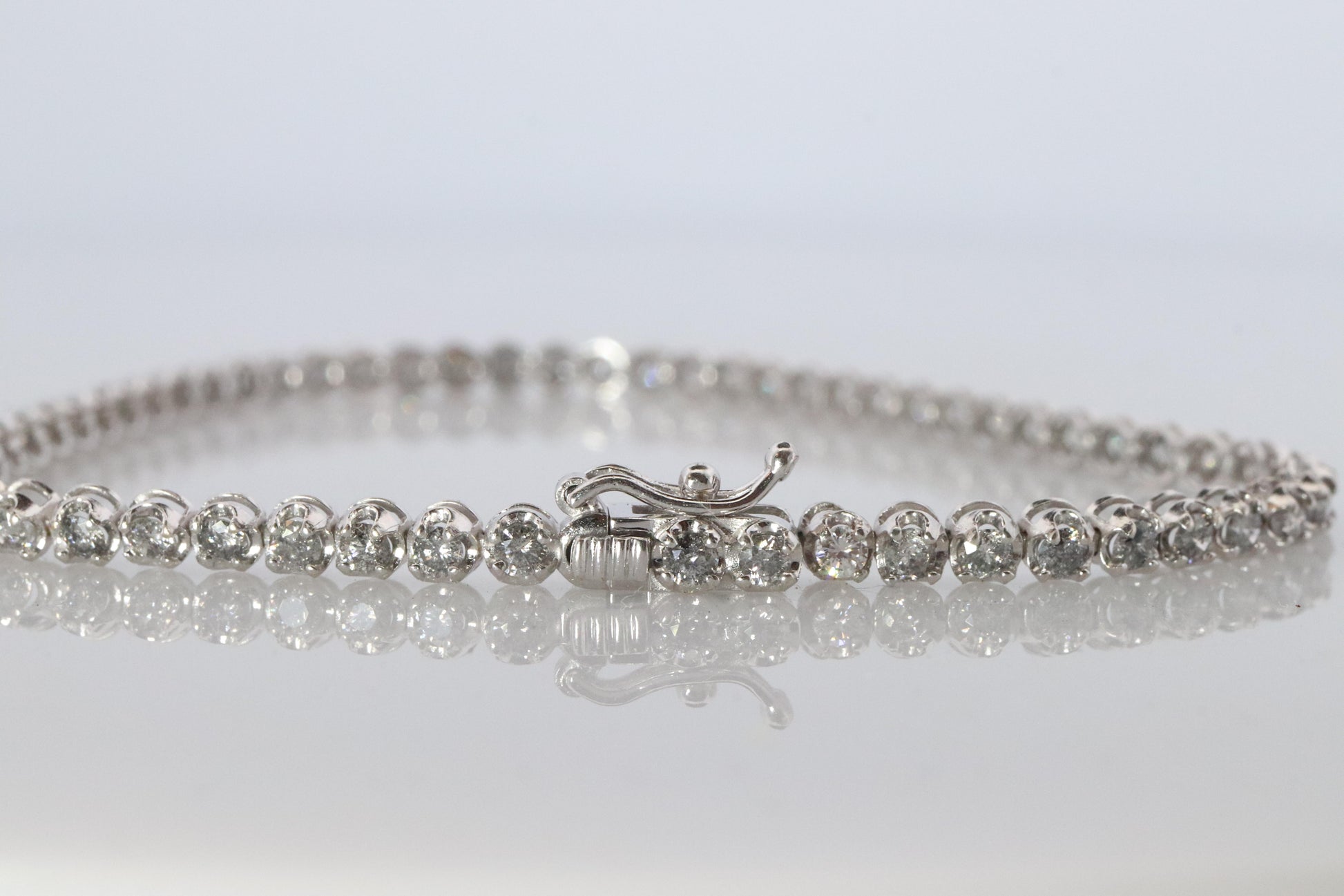 18k Diamond Tennis Bracelet. 18k White Gold round diamond Tennis bracelet. 2CTW