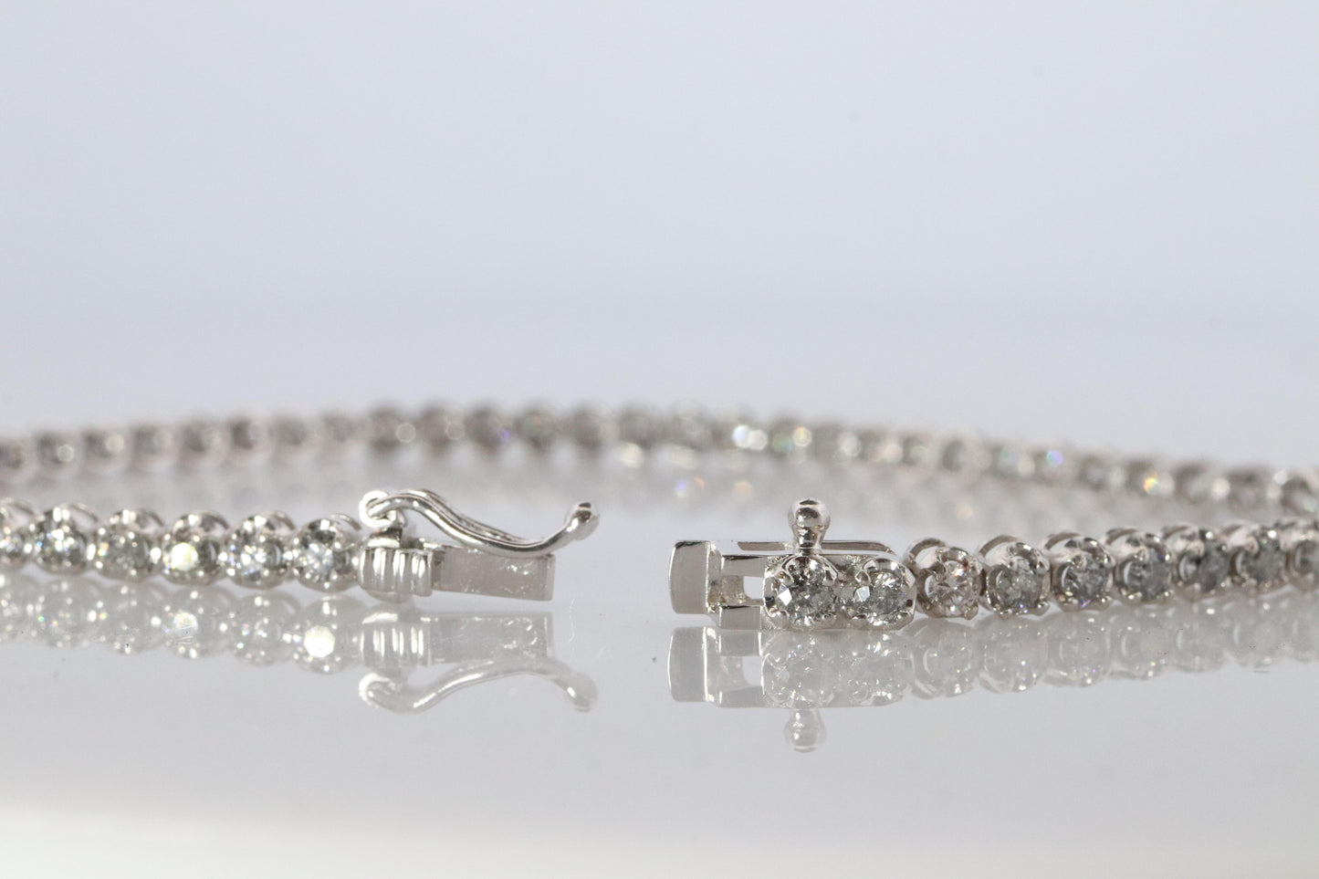 18k Diamond Tennis Bracelet. 18k White Gold round diamond Tennis bracelet. 2CTW