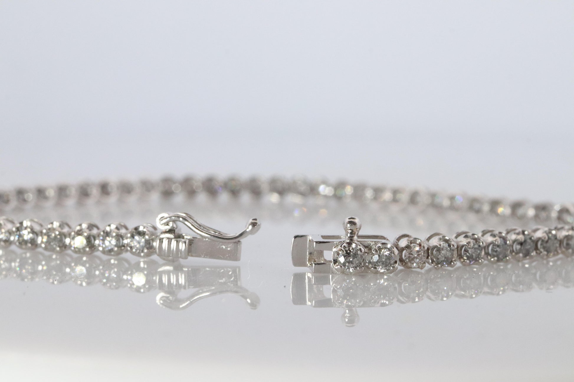 18k Diamond Tennis Bracelet. 18k White Gold round diamond Tennis bracelet. 2CTW