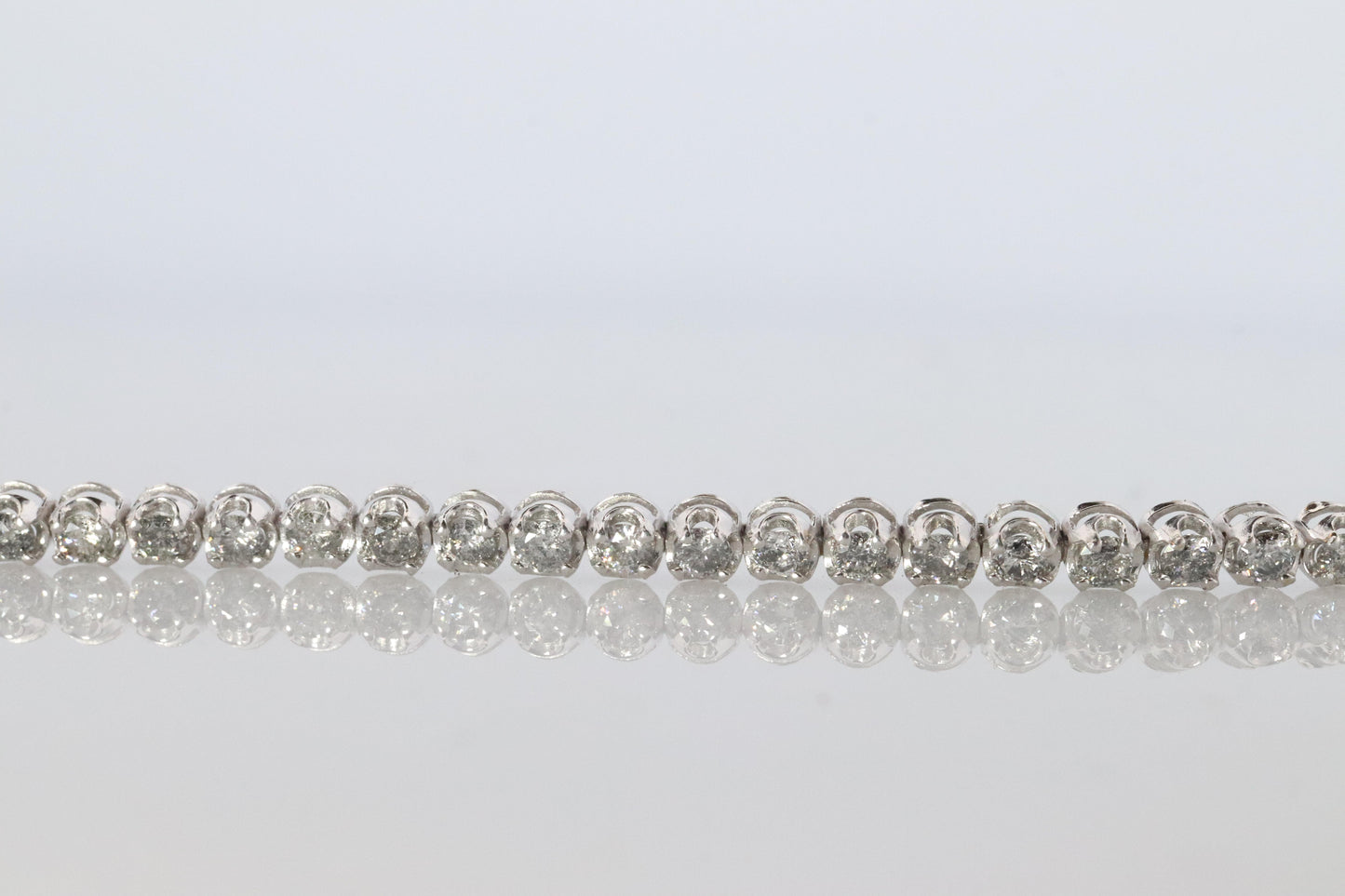 18k Diamond Tennis Bracelet. 18k White Gold round diamond Tennis bracelet. 2CTW