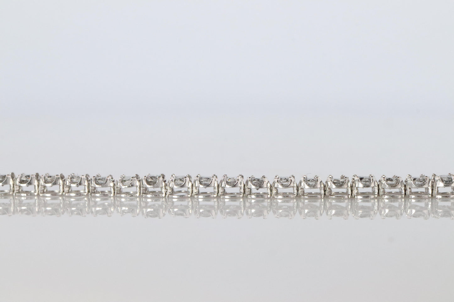 18k Diamond Tennis Bracelet. 18k White Gold round diamond Tennis bracelet. 2CTW