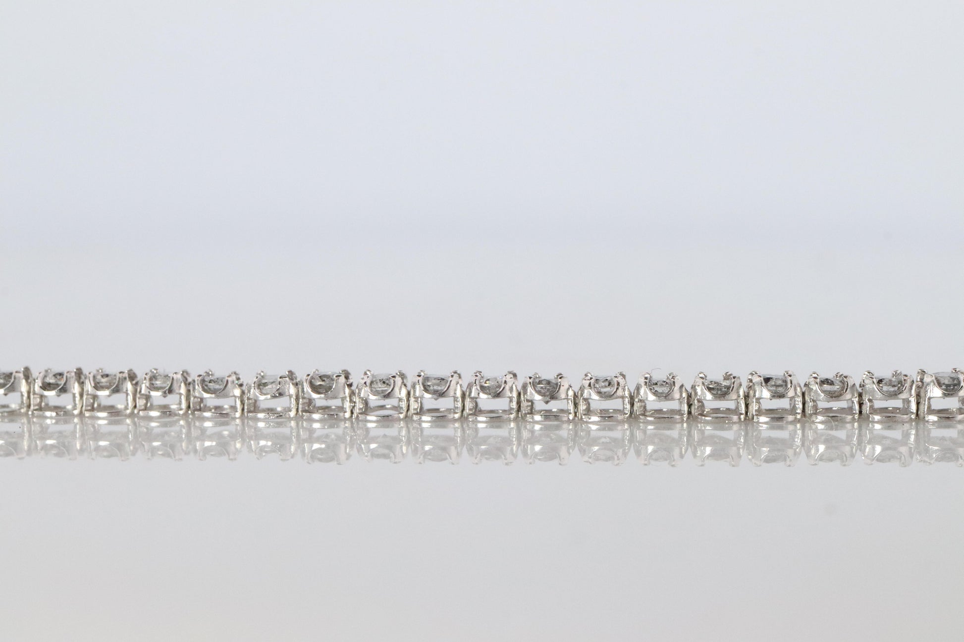 18k Diamond Tennis Bracelet. 18k White Gold round diamond Tennis bracelet. 2CTW