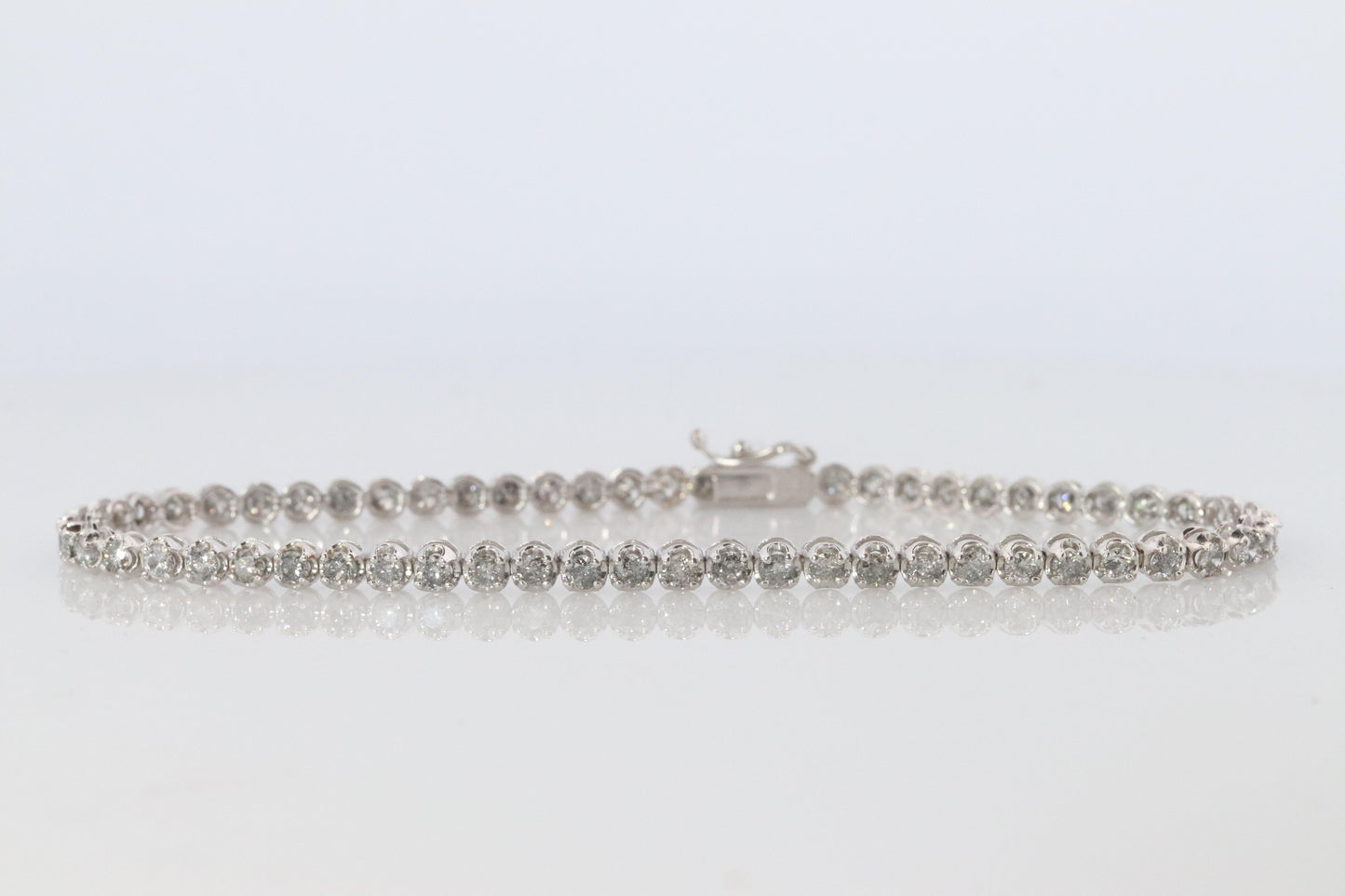 18k Diamond Tennis Bracelet. 18k White Gold round diamond Tennis bracelet. 2CTW