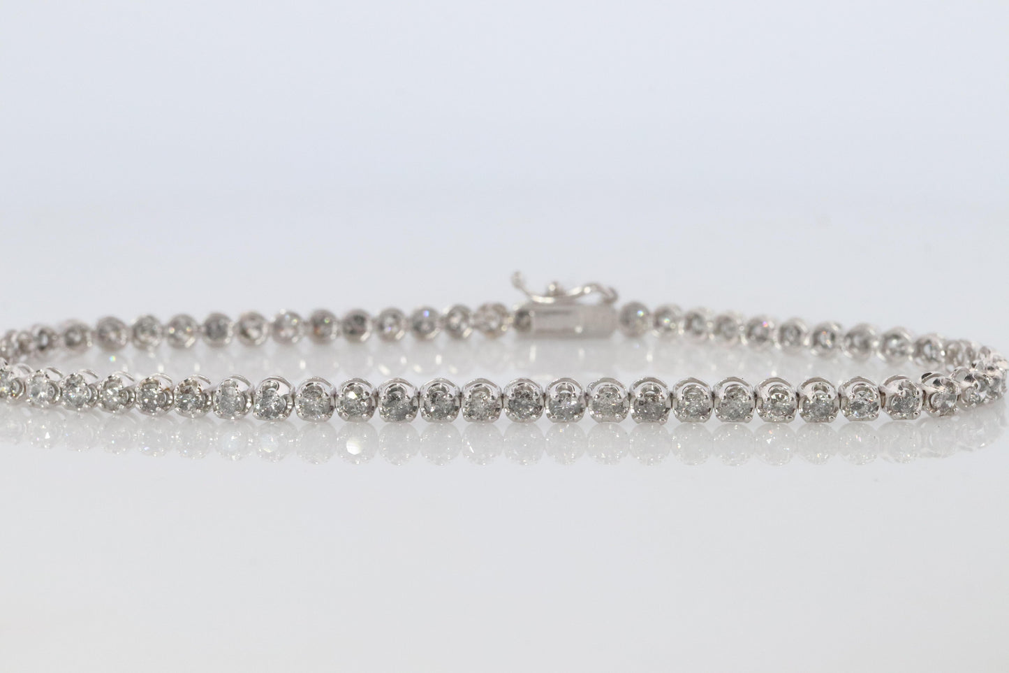 18k Diamond Tennis Bracelet. 18k White Gold round diamond Tennis bracelet. 2CTW