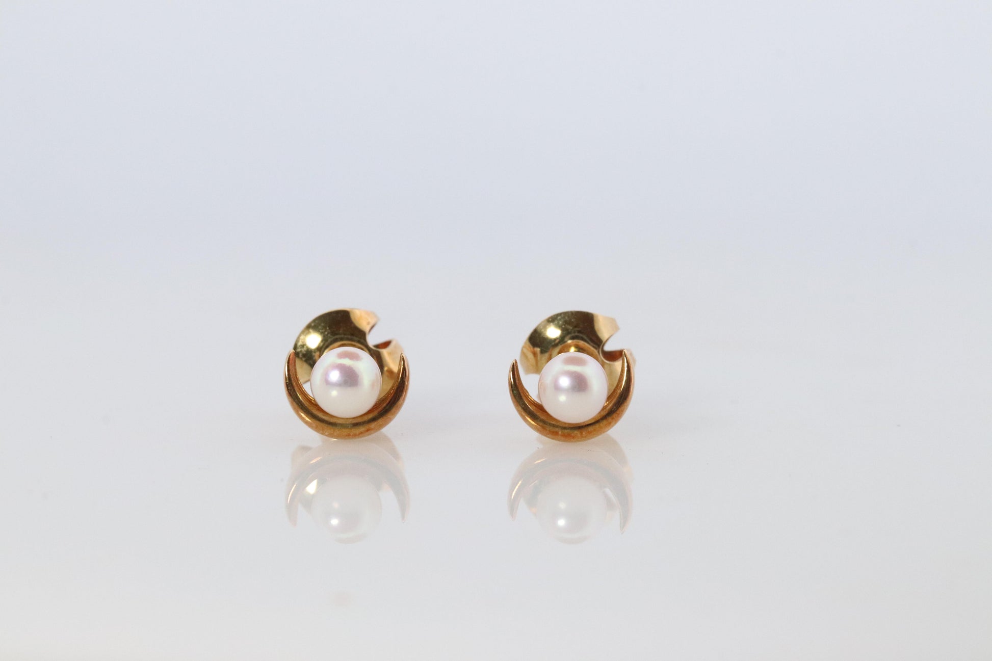 Mikimoto Moon Earrings. 18k Yellow Gold Mikimoto Pearl Dainty Stud Earrings.
