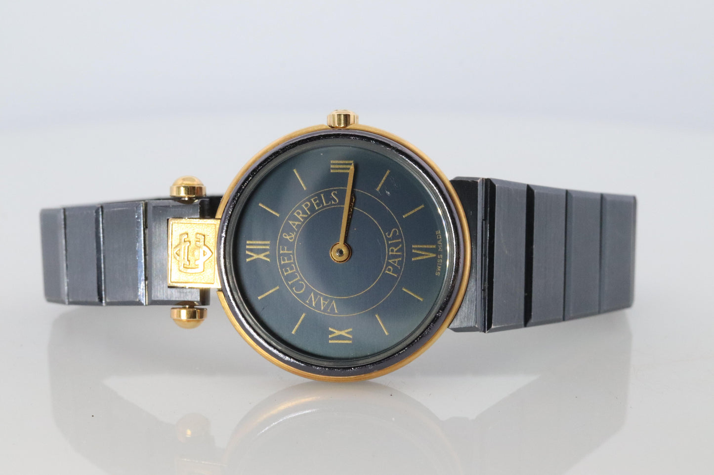 Van Cleef and Arpels 43106 watch. La Collection SS Round 24mm Watch