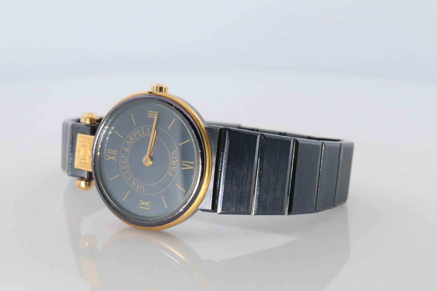 Van Cleef and Arpels 43106 watch. La Collection SS Round 24mm Watch