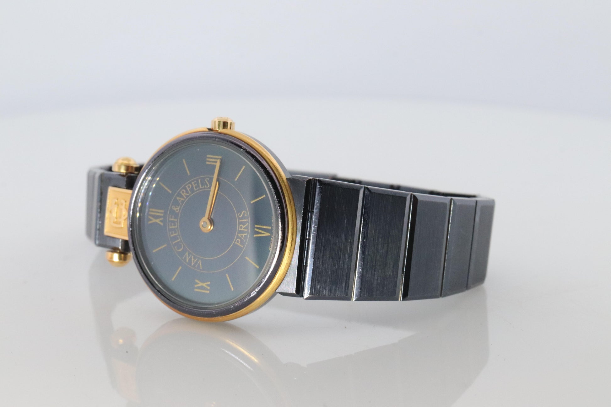 Van Cleef and Arpels 43106 watch. La Collection SS Round 24mm Watch