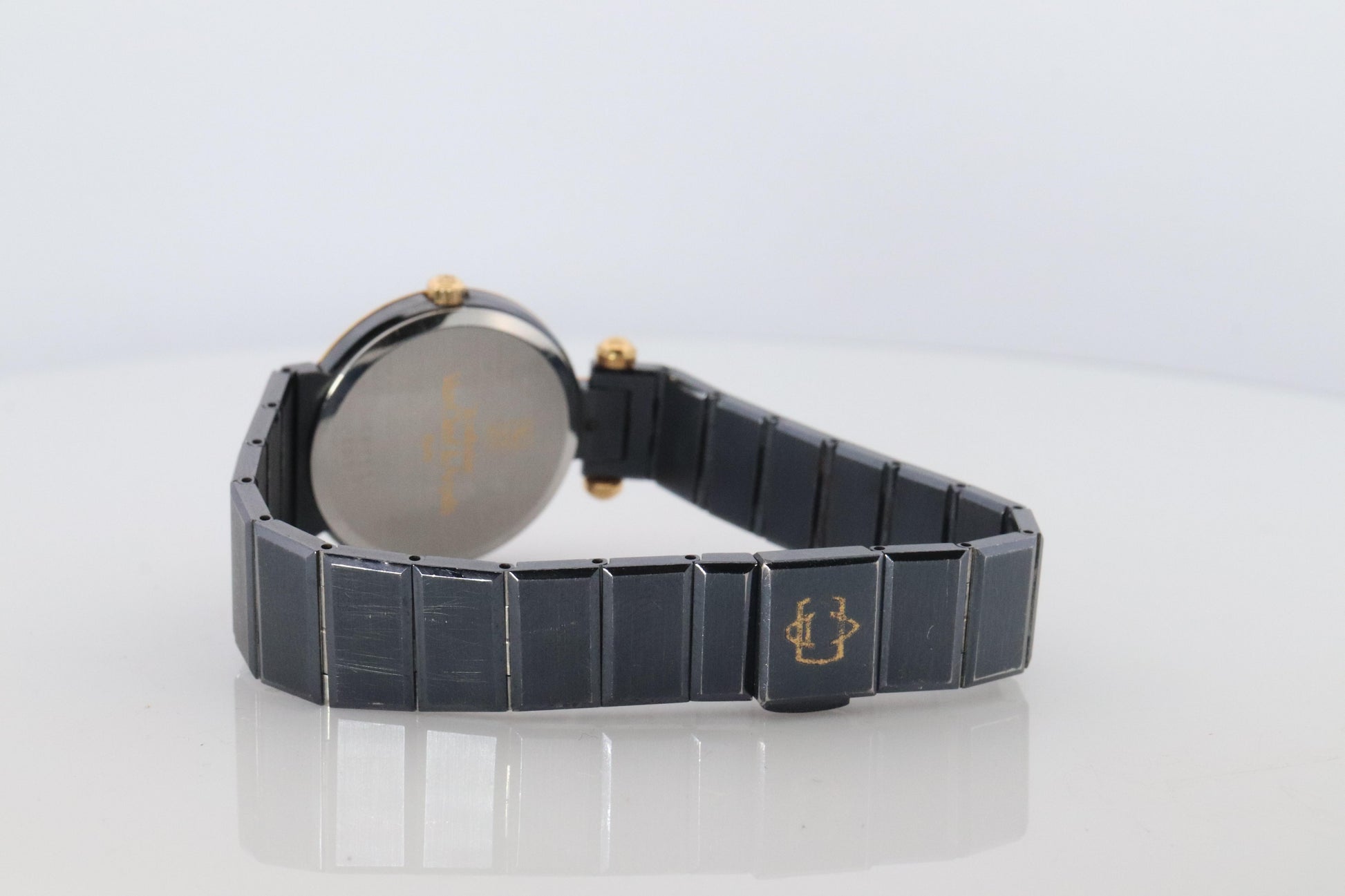 Van Cleef and Arpels 43106 watch. La Collection SS Round 24mm Watch