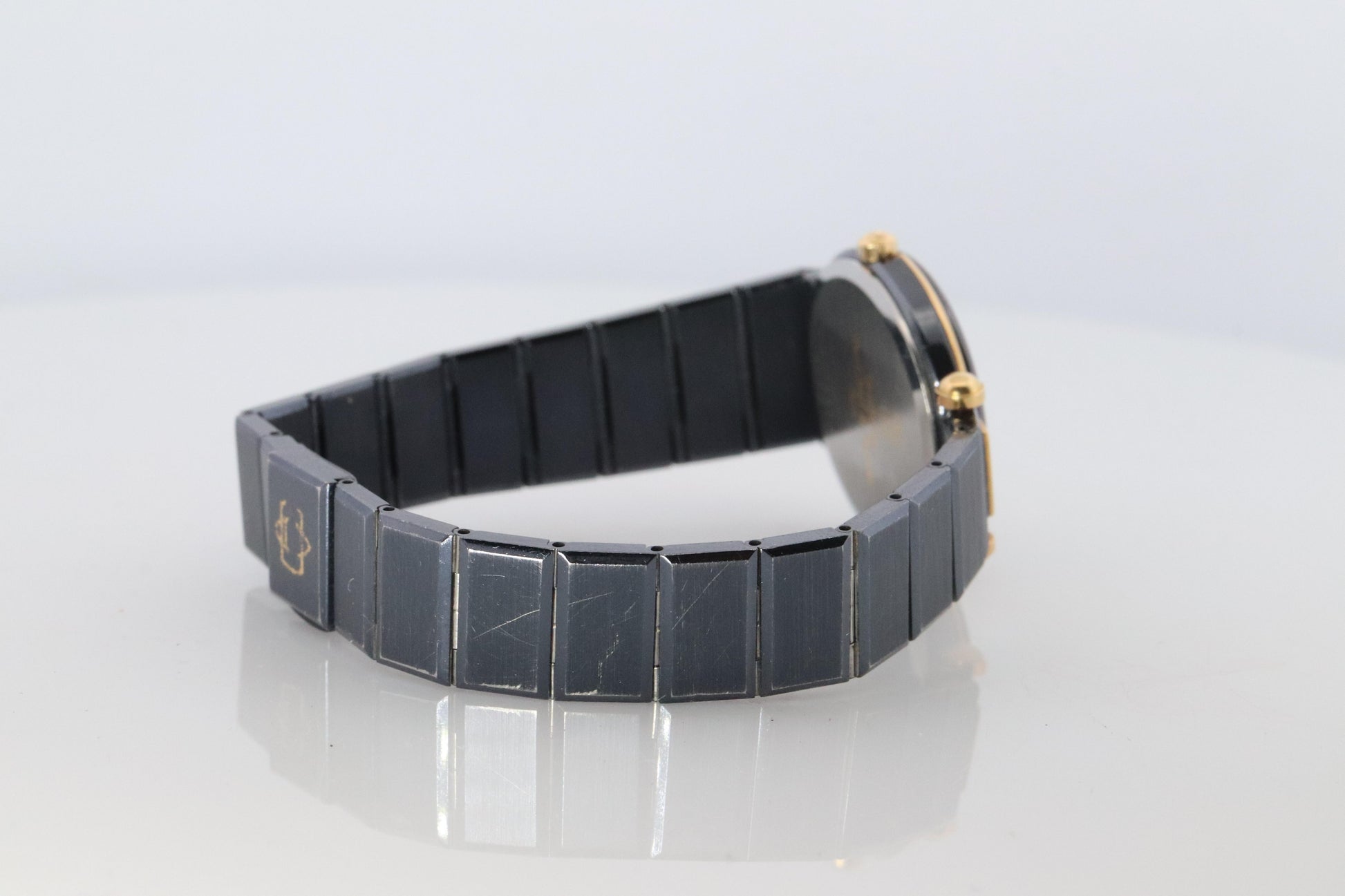 Van Cleef and Arpels 43106 watch. La Collection SS Round 24mm Watch