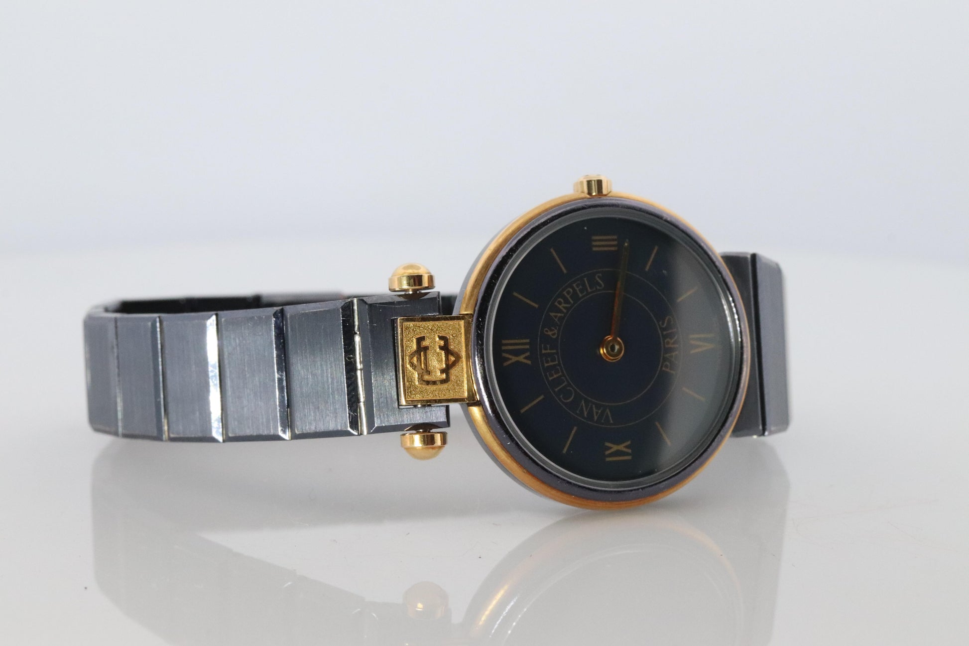 Van Cleef and Arpels 43106 watch. La Collection SS Round 24mm Watch