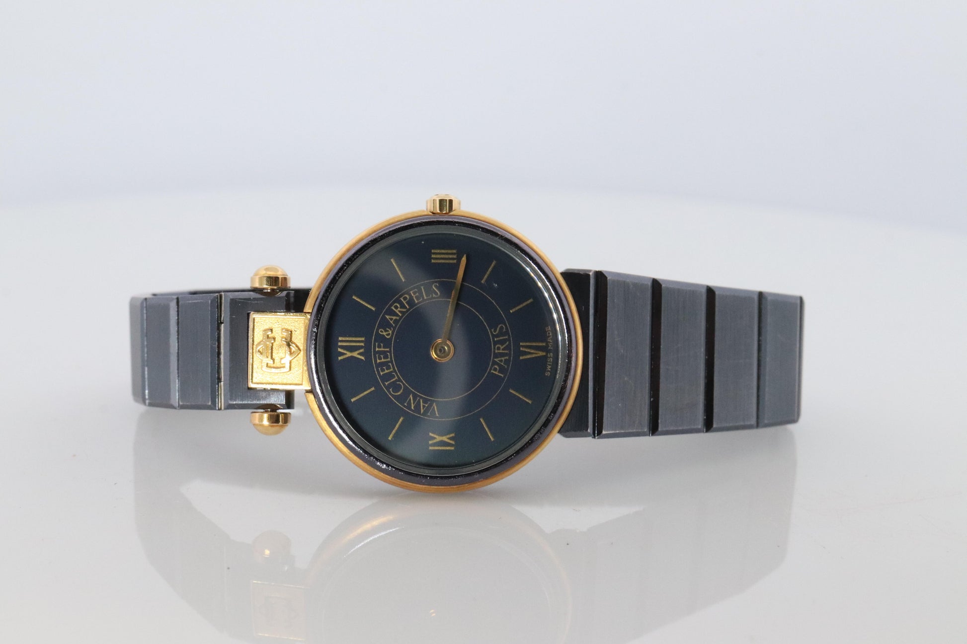 Van Cleef and Arpels 43106 watch. La Collection SS Round 24mm Watch