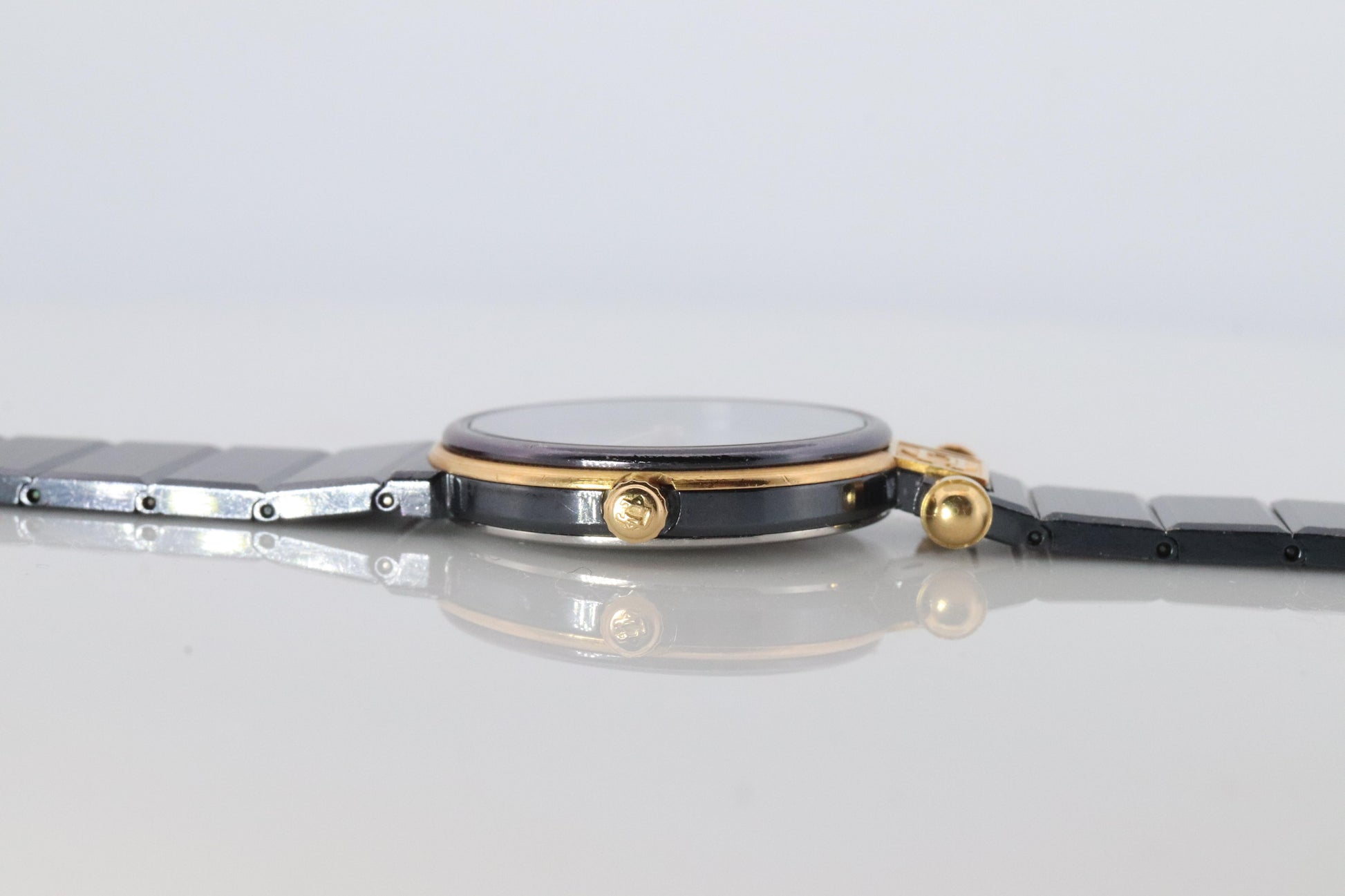Van Cleef and Arpels 43106 watch. La Collection SS Round 24mm Watch