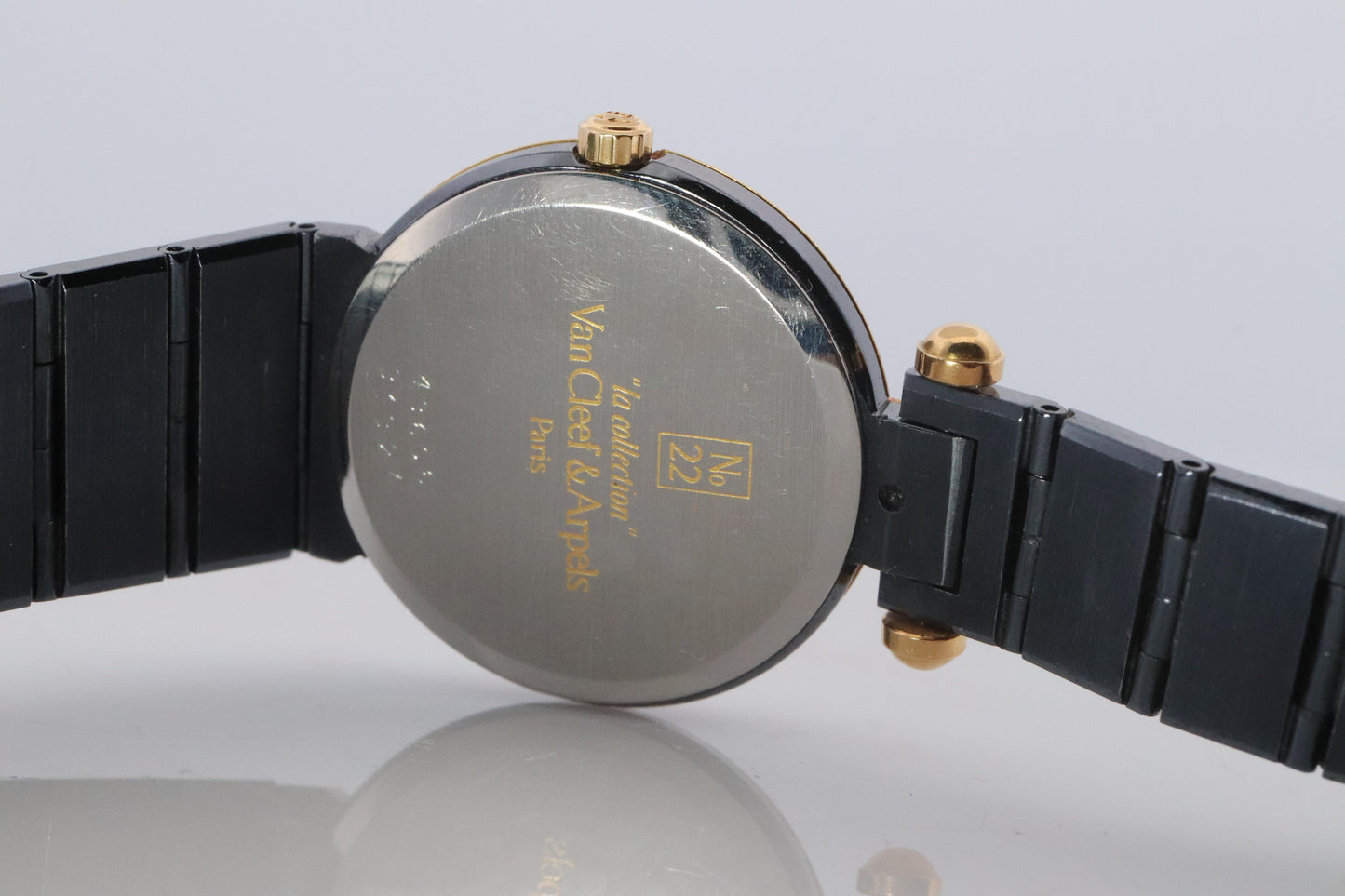 Van Cleef and Arpels 43106 watch. La Collection SS Round 24mm Watch