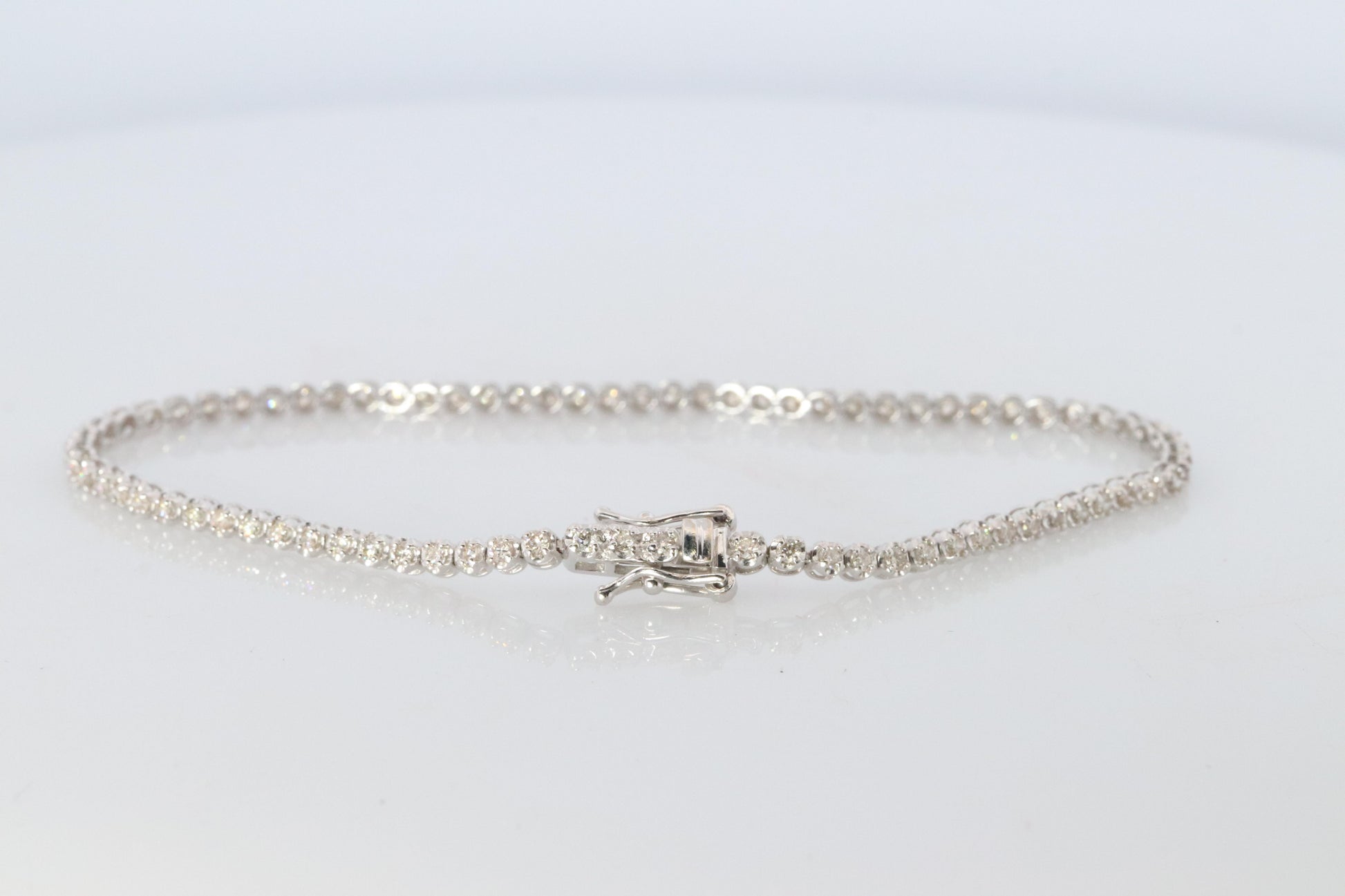 18k Diamond Tennis Bracelet. 18k White Gold round diamond Tennis bracelet. 1CTW