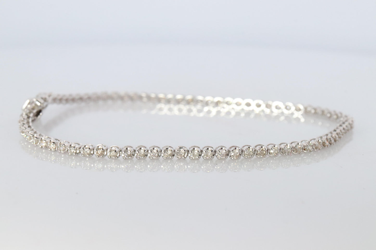18k Diamond Tennis Bracelet. 18k White Gold round diamond Tennis bracelet. 1CTW